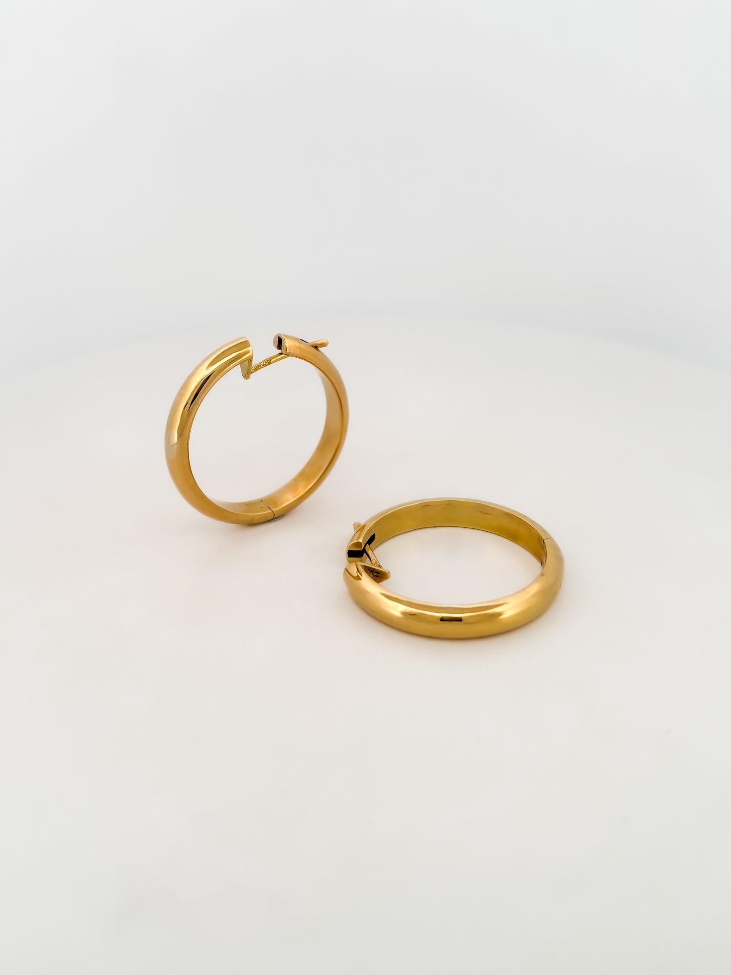 Pendientes de aro de oro amarillo de 18kt de 35mm de diámetro y 5,3mm de grosor. Disponen de cierre tipo criolla. Criollas de oro 18kt al mejor precio.
