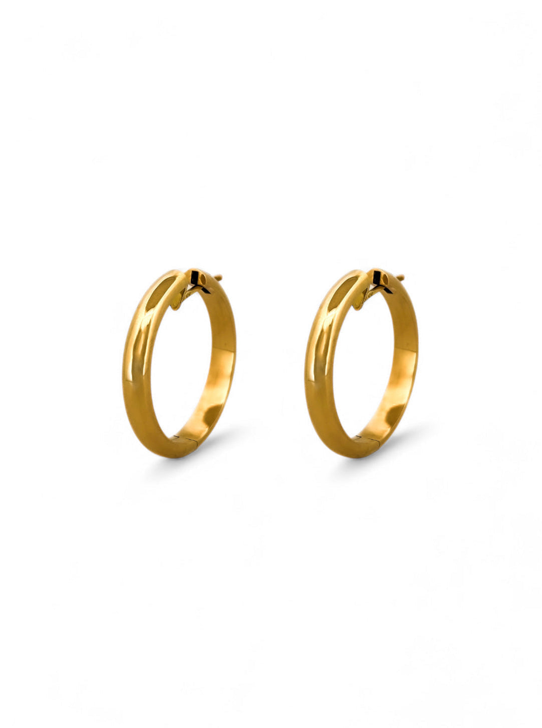 Pendientes de aro de oro amarillo de 18kt de 35mm de diámetro y 5,3mm de grosor. Disponen de cierre tipo criolla. Criollas de oro 18kt al mejor precio.