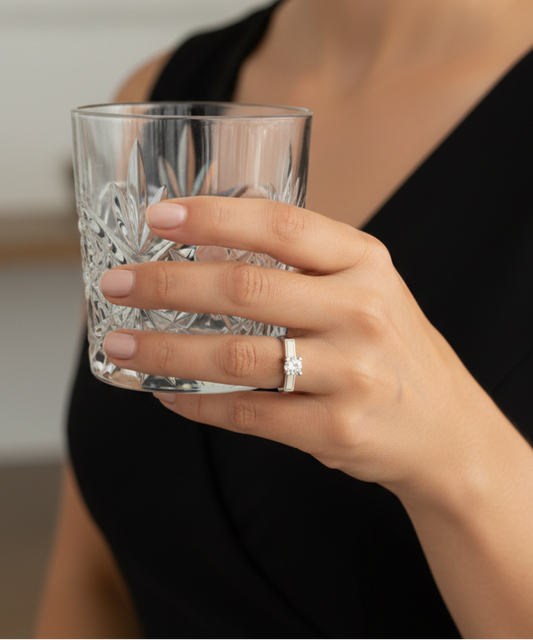 Comprar Solitario realizado en oro blanco y diamante talla brillante engastado en 4 grapas. Joyería Ian'Or. Joyas al mejor precio.