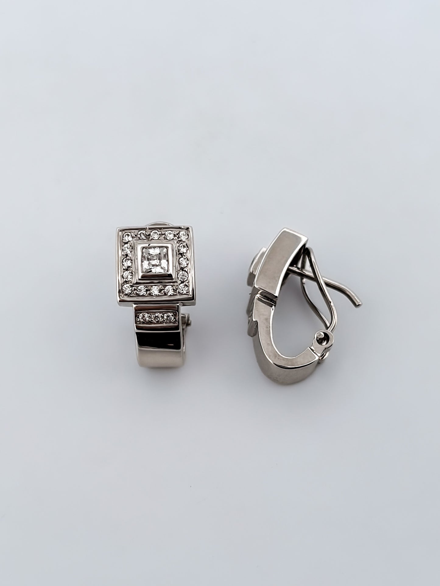 Comprar pendientes realizados en oro blanco de 18kt con diamantes talla brillante. Estos pendientes disponen de cierre Omega. Pendientes segunda mano en Bcn.
