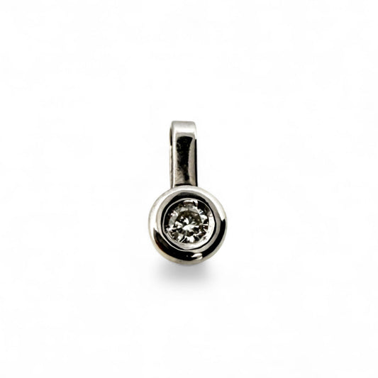 Colgante realizado en oro blanco de 18kt con diamante talla brillante con engaste chatón. Joyas de segunda mano baratas. Ian'Or.
