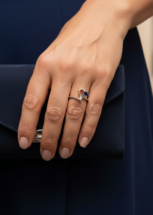 Sortija de oro blanco 18kt con 1 diamante talla brillante y 1 zafiro talla maquise. Joyas de segunda mano al mejor precio