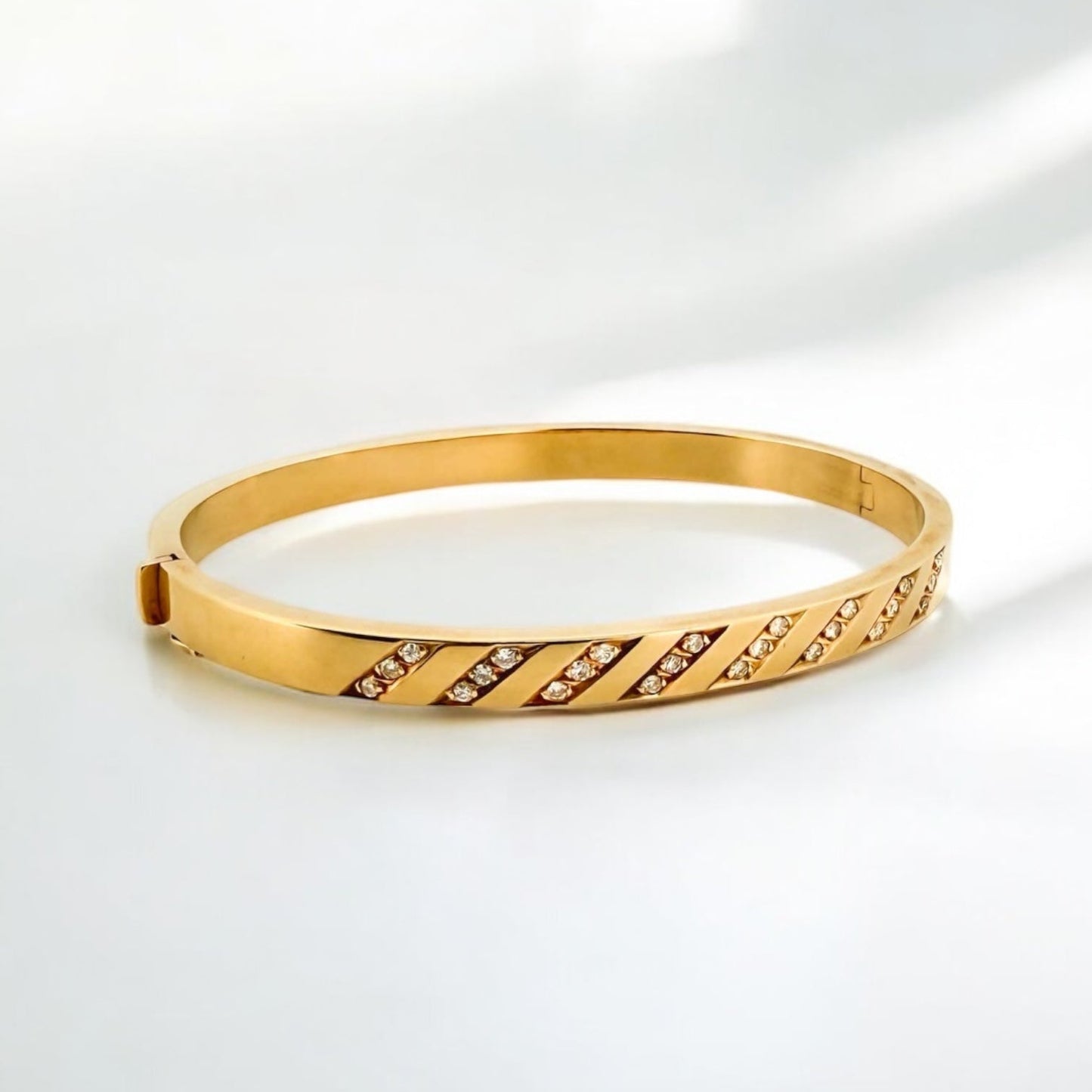 Comprar pulsera esclava de oro amarillo de 18kt con diamantes en la parte de delante de la pulsera. Joyas de segunda mano. Esclavas de oro de 18kt en Ian'Or.