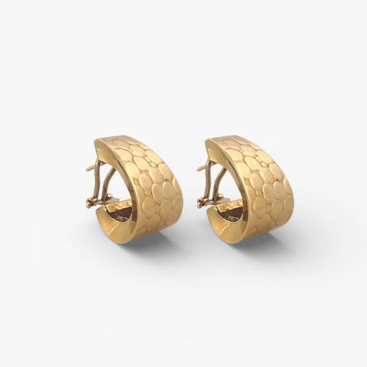 Comprar pendientes aro gruesos realizados en oro amarillo de 18kt con grabado. Estos pendientes disponen de cierre tipo omega. Envío GRATIS.