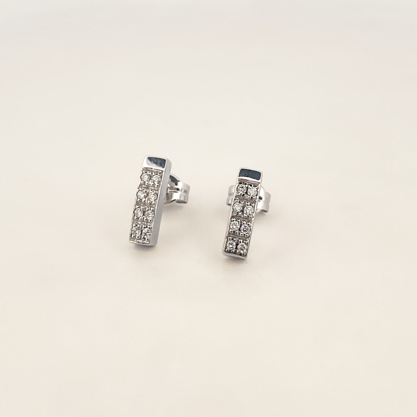 Comprar pendientes rectangulares de oro blanco de 18kt con 8 diamantes en cada pendiente. Cierre tipo presión. Joyas segunda mano. Joyas restauradas. Ian'Or.