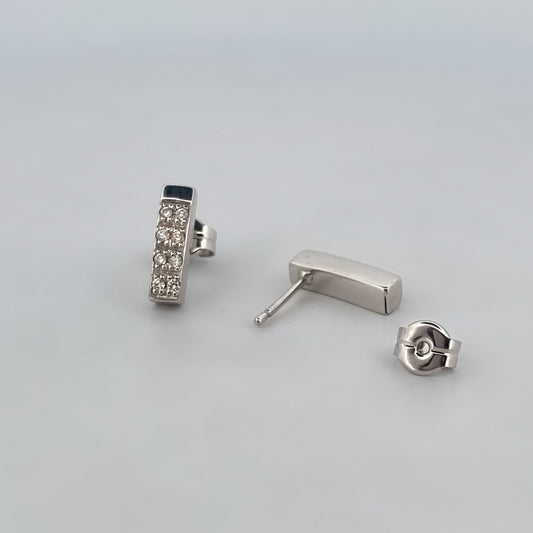 Comprar pendientes rectangulares de oro blanco de 18kt con 8 diamantes en cada pendiente. Cierre tipo presión. Joyas segunda mano. Joyas restauradas. Ian'Or.