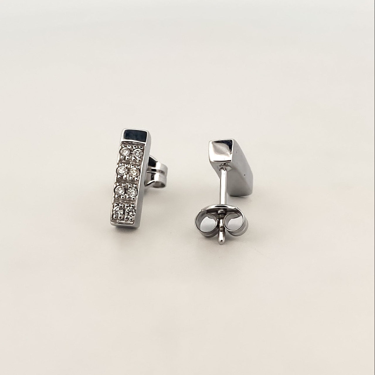 Comprar pendientes rectangulares de oro blanco de 18kt con 8 diamantes en cada pendiente. Cierre tipo presión. Joyas segunda mano. Joyas restauradas. Ian'Or.