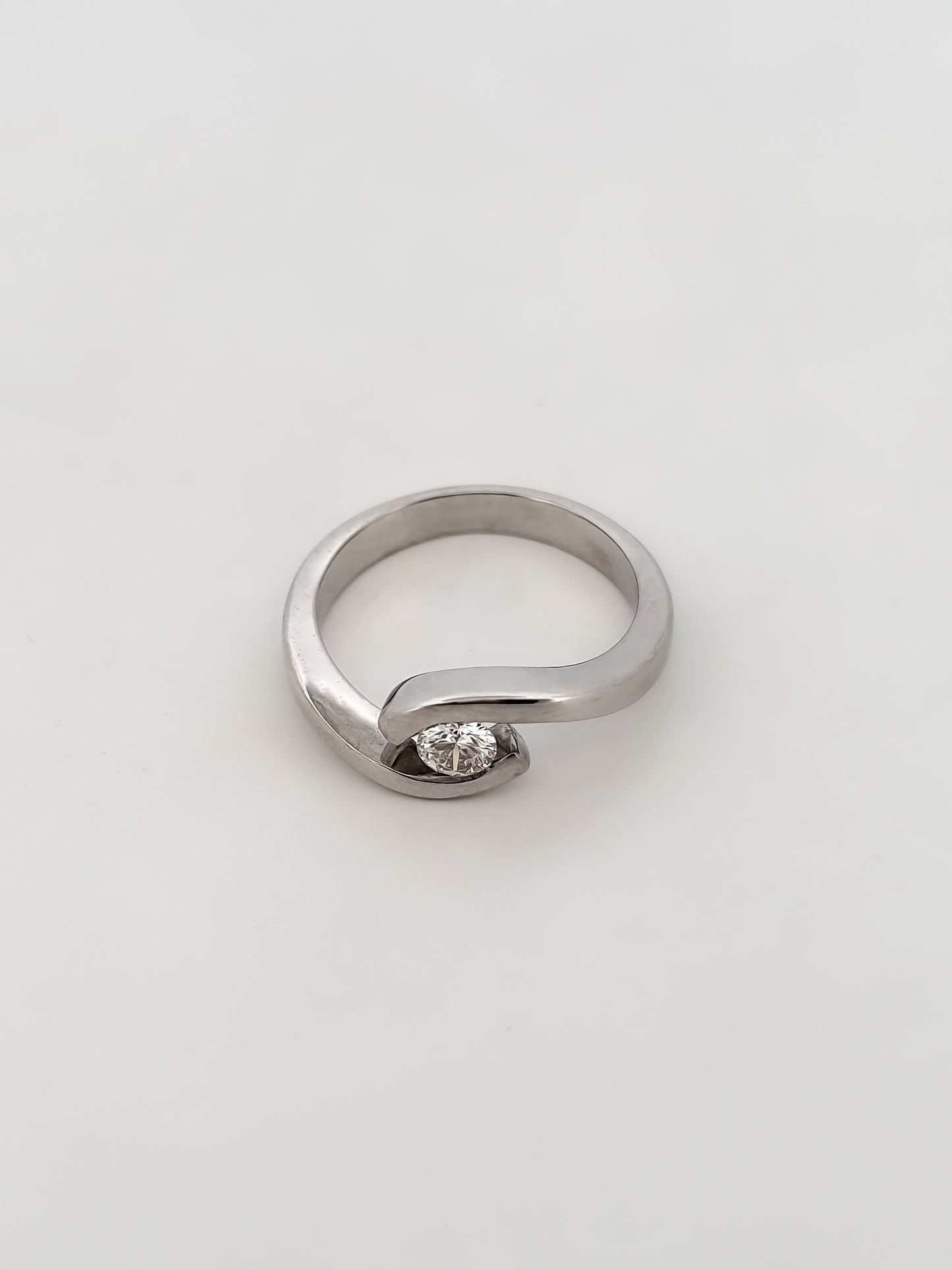 Comprar solitario realizado en oro blanco de 18kt y diamante talla brillante engastado en dos brazos. Joyería compro oro Ian'Or. Envío GRATIS.