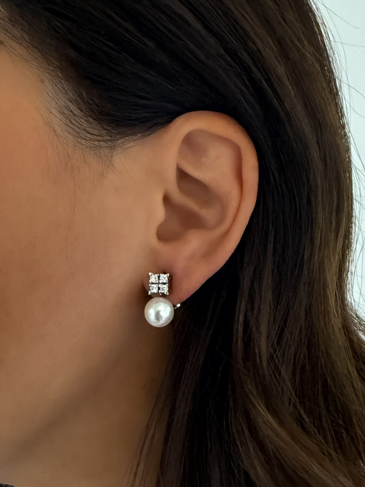 Comprar pendientes tu y yo de oro blanco de 18kt con diamantes talla brillante y perla. Cierre Omega. Comprar pendientes tu y yo al mejor precio en barcelona.