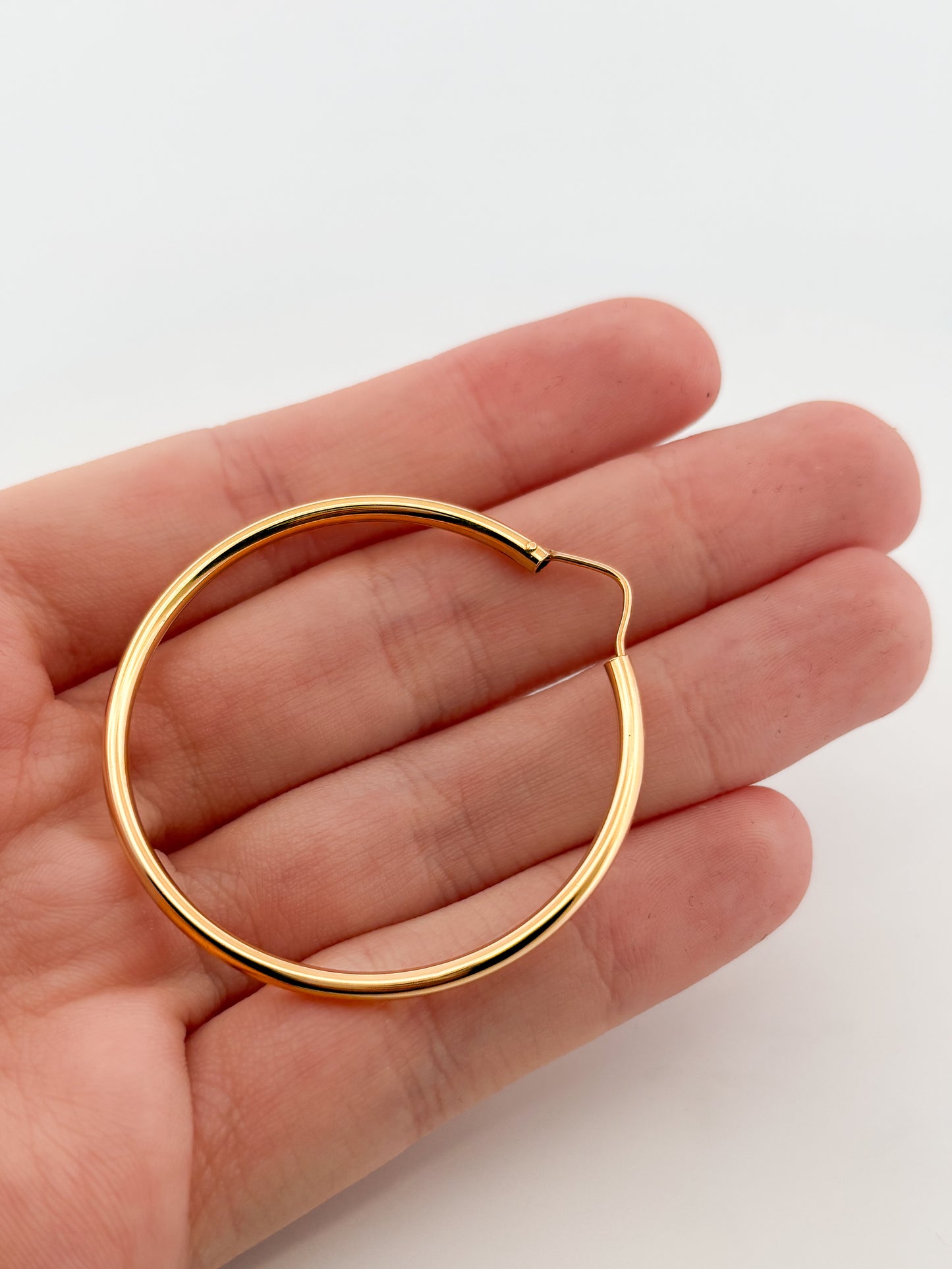 Comprar pendientes aro lisos en oro amarillo de 18kt de 40mm de diámetro y 2mm de grosor. Joyería Ian'Or. Envío GRATIS. Ian'Or.