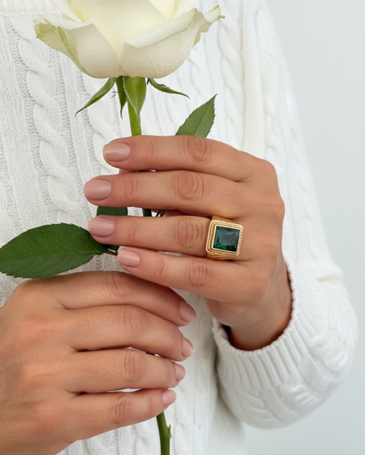 Anillo tipo sello rectangular realizado en oro amarillo de 18kt con piedra natural verde.SEllos de oro 18kt egunda mano. Joyería Ian'Or.