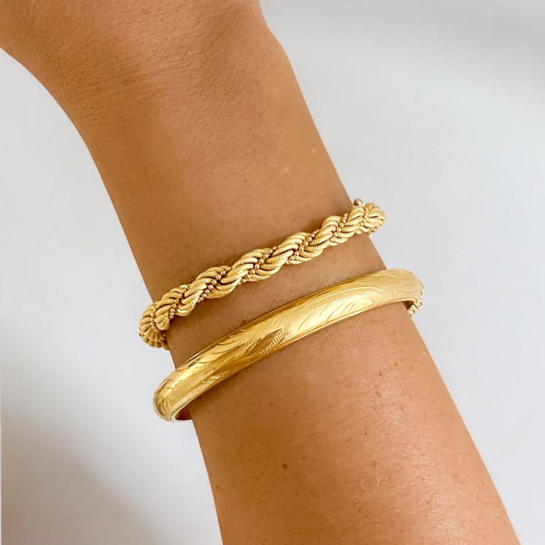 Comprar pulsera esclava con grabado en la parte de fuera y interior liso realizada en oro amarillo de 18kt. Cierre de cajón con un brazo de seguridad. Ian'Or.