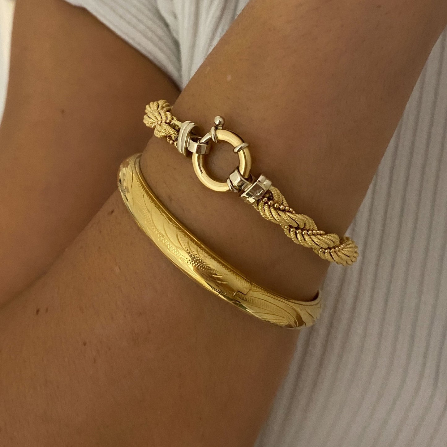 Comprar pulsera esclava con grabado en la parte de fuera y interior liso realizada en oro amarillo de 18kt. Cierre de cajón con un brazo de seguridad. Ian'Or.