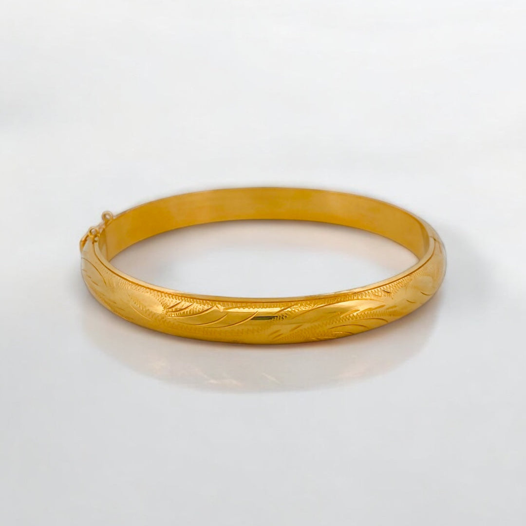 Comprar pulsera esclava con grabado en la parte de fuera y interior liso realizada en oro amarillo de 18kt. Cierre de cajón con un brazo de seguridad. Ian'Or.