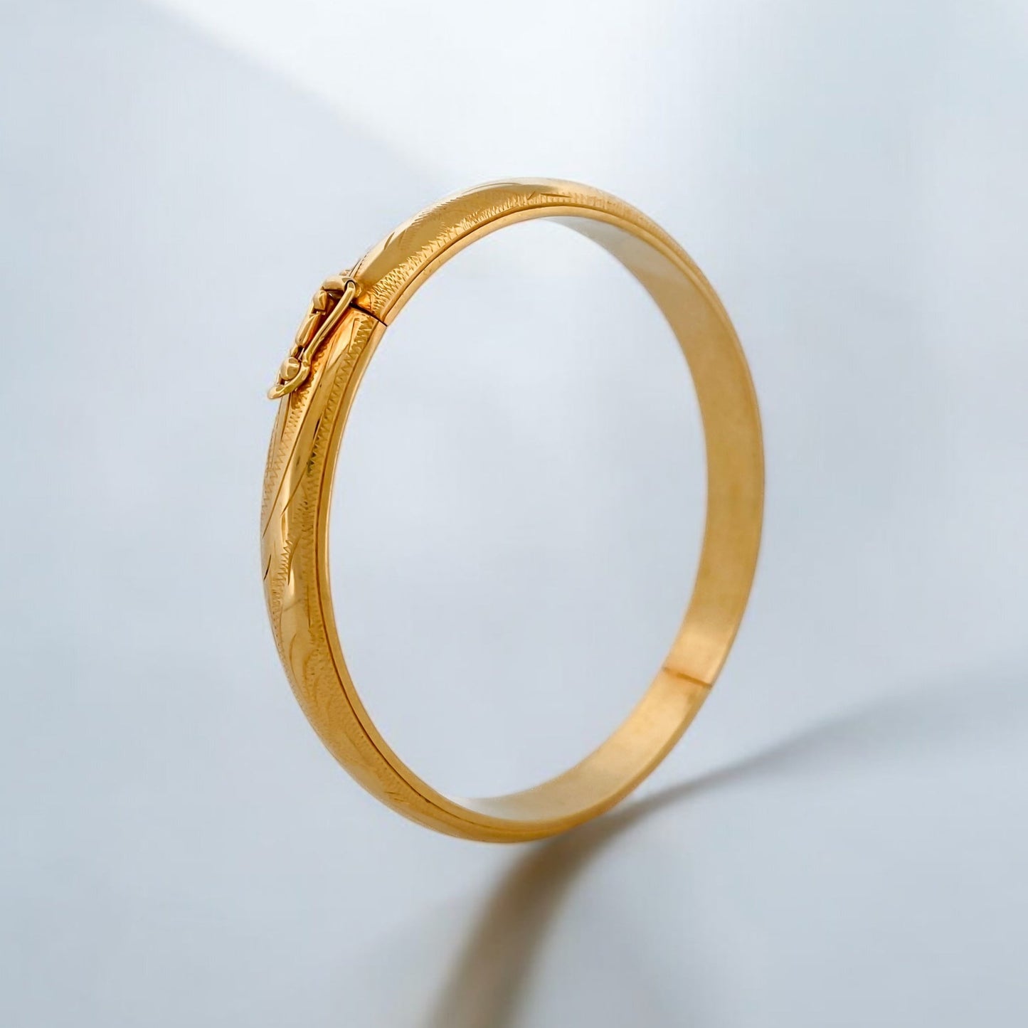 Comprar pulsera esclava con grabado en la parte de fuera y interior liso realizada en oro amarillo de 18kt. Cierre de cajón con un brazo de seguridad. Ian'Or.