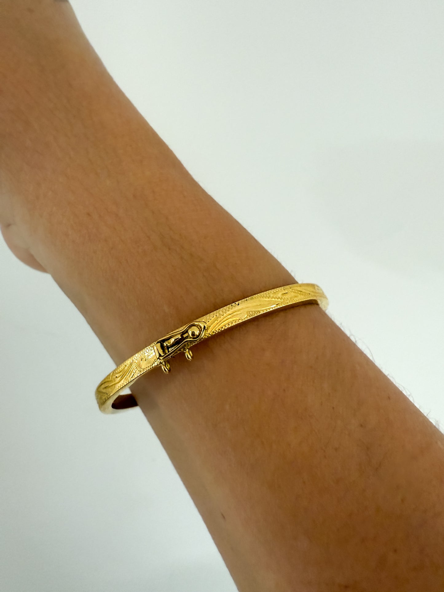 Comprar pulsera esclava de Oro amarillo de 18k con detalles grabados. Esclavas de oro al mejor precio. Joyería Ian'Or.