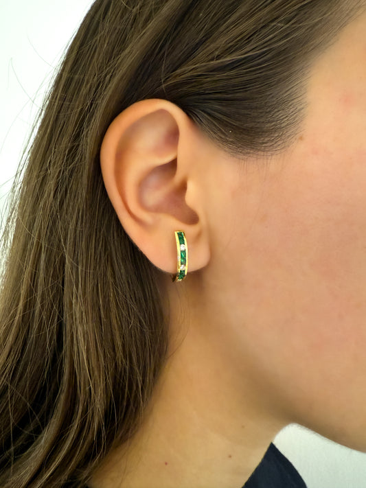 Comprar pendientes de oro amarillo de 18kt en forma de medio aro con 3 diamantes y 6 esmeraldas en cada pendiente. Cierre catalán. Joyas restauradas. Ian'Or.