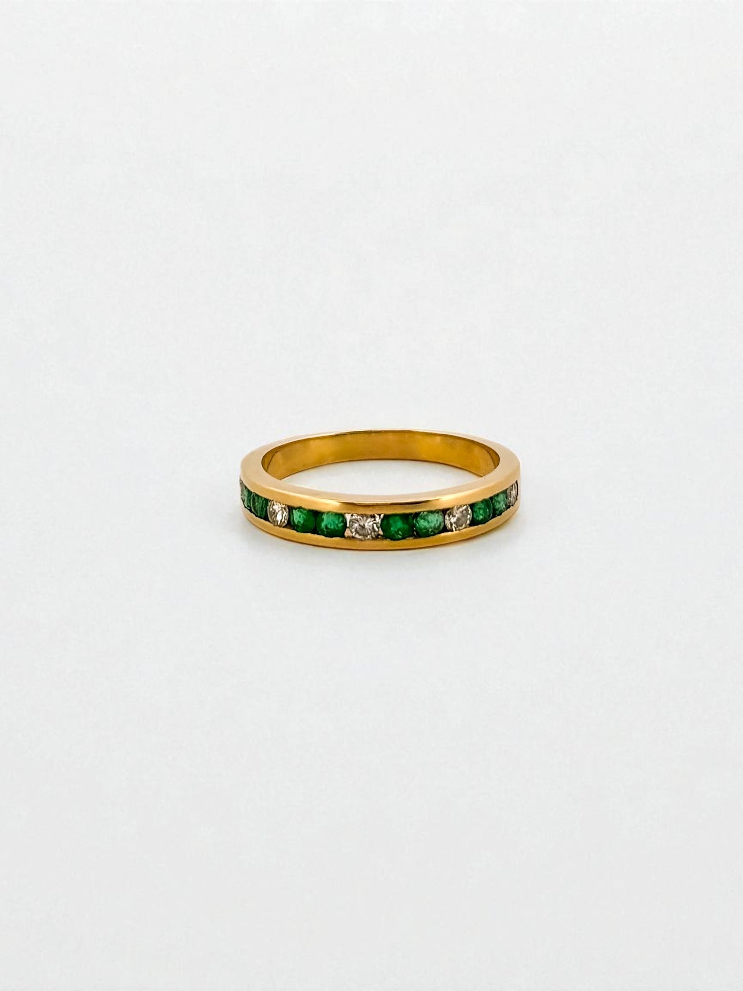 18762P - Media alianza oro amarillo 18kt con brillantes y esmeraldas