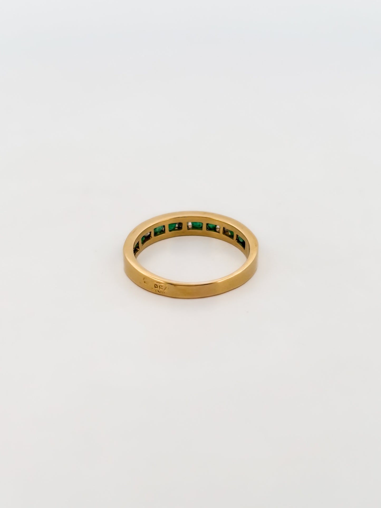 18762P - Media alianza oro amarillo 18kt con brillantes y esmeraldas