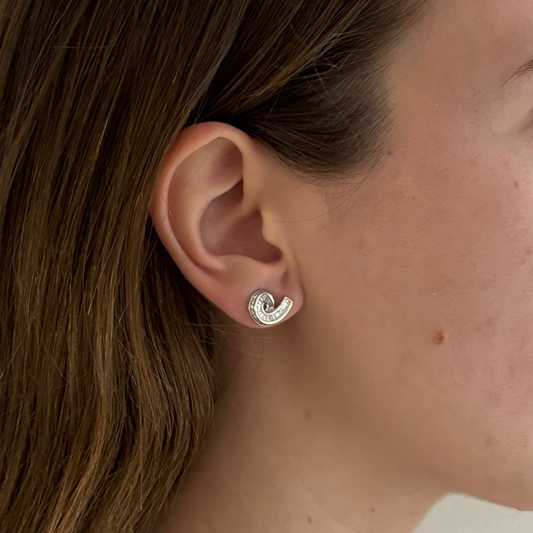 Comprar pendientes realizados en oro blanco de 18kt y diamantes calibrados hechos a medida para encajar con el pendiente. Pendientes con cierre a presión.