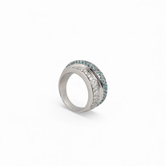 Comprar anillo de tres carriles realizado en oro blanco de 18kt , diamantes talla brillante y topacios. Dos carriles llevan diamantes platas y el del medio topacios