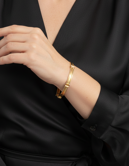 Comprar pulsera semirígida realizada en Oro amarillo de 18kt con cierre de seguridad. La pulsera mide 17,5cm.