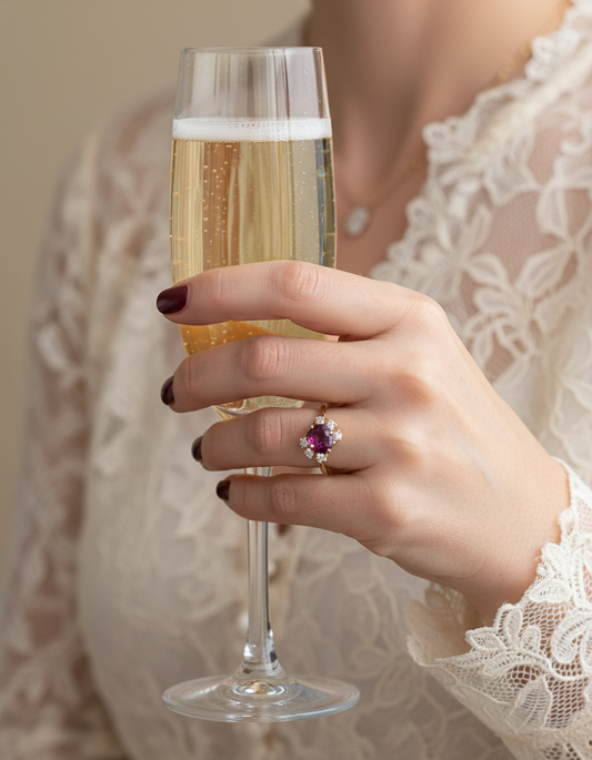 Comprar anillo vintage realizado en oro amarillo de 18kt con 1 rubí central y orla de 6 brillantes. Anillos de segunda mano. Joyería Ian'Or.