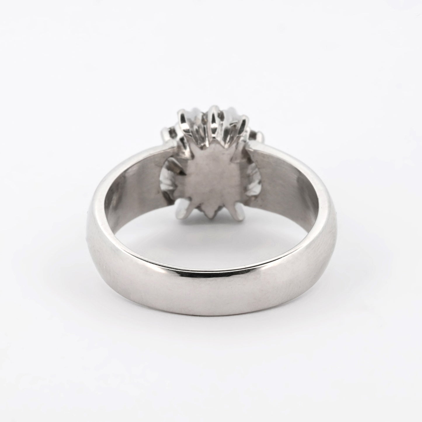 Comprar sortija realizada en oro blanco de 18kt con brillante central y 6 diamantes alrededor de este. Anillos de diamantes antiguos baratos.