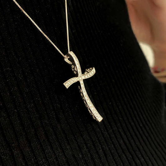 Comprar collar en oro blanco de 18kt compuesto por cadena y cruz con 30 diamantes talla brillante. Cierre tipo mosquetón. Joyería Compro Oro Barcelona. Ian'Or.