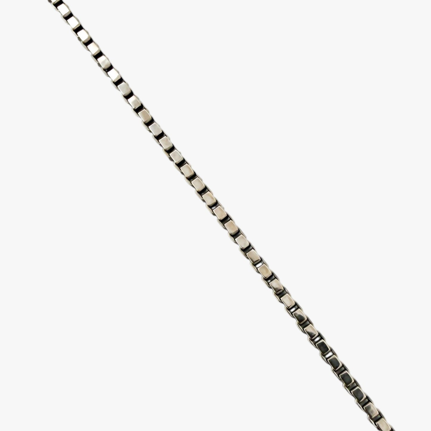 Comprar cadena tipo veneciana en oro blanco de 18kt y 47cm de largo con cierre tipo mosquetón. Cadenas con envío gratis. Joyería Ian'Or.
