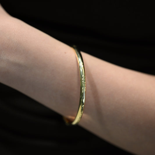 Comprar pulsera esclava de oro amarillo de 18kt con grabado. Esta pulsera dispone de cierre de cajón con brazo de seguridad. Joyas de segunda mano. Esclavas de oro de 18kt en Ian'Or.