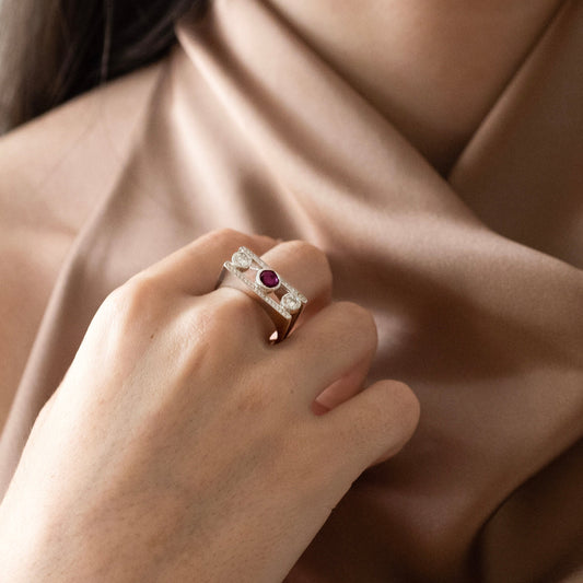 Comprar anillo tipo sello realizado en oro blanco de 18kt con diamantes talla brillante y rubí central. Joyas únicas de segunda mano. Joyería Ian'Or.