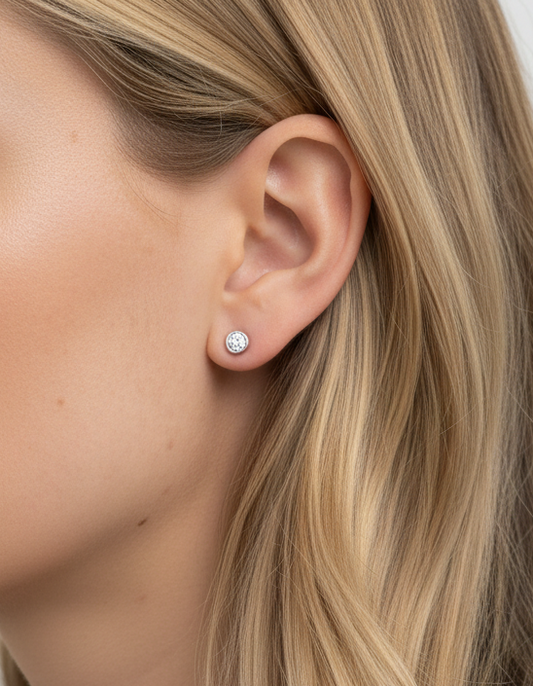 Comprar pendientes tipo dormilonas realizados en oro blanco de 18kt y brillantes con engaste en chatón. dormilonas de oro blanco y diamantes al mejor precio.