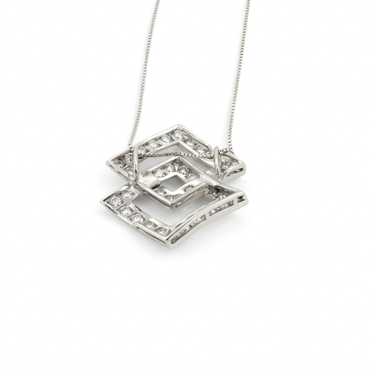 Colgante de dos rombos intercalados en oro blanco de 18kt y diamantes talla brillante. Joyería Compro Oro Barcelona. Ian'Or. Joyas restauradas. Envío gratis.