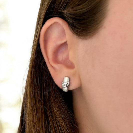 Comprar pendiente mate realizados en oro blanco de 18kt y 4 diamantes talla brillante en cada pendiente. Cierre presión. Pendientes oro 18kt. Envío gratis.