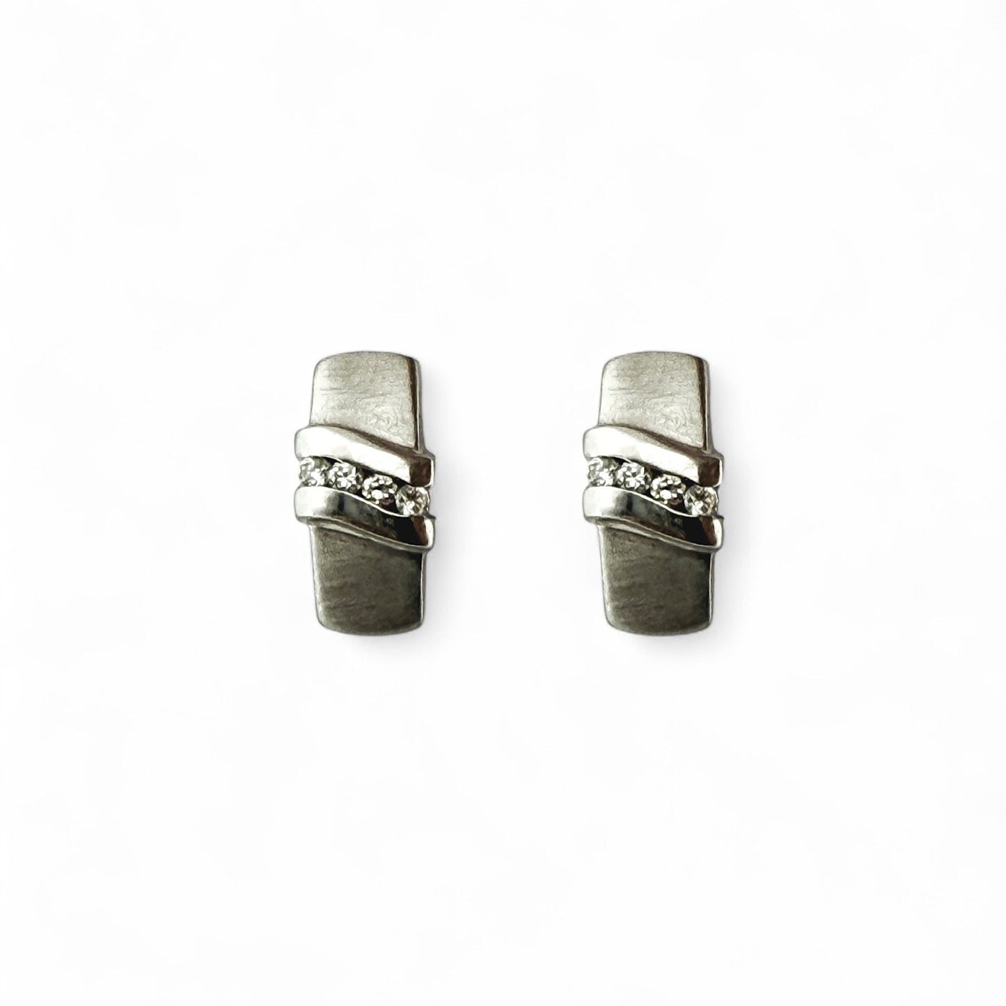 Comprar pendiente mate realizados en oro blanco de 18kt y 4 diamantes talla brillante en cada pendiente. Cierre presión. Pendientes oro 18kt. Envío gratis.