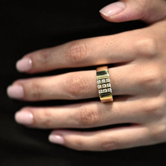 Comprar anillo tipo sello realizado en oro amarillo de 18kt y 9 diamantes talla brillante. Joyería Ian'Or, Envío gratis, Joyeria Segunda mano Barcelona