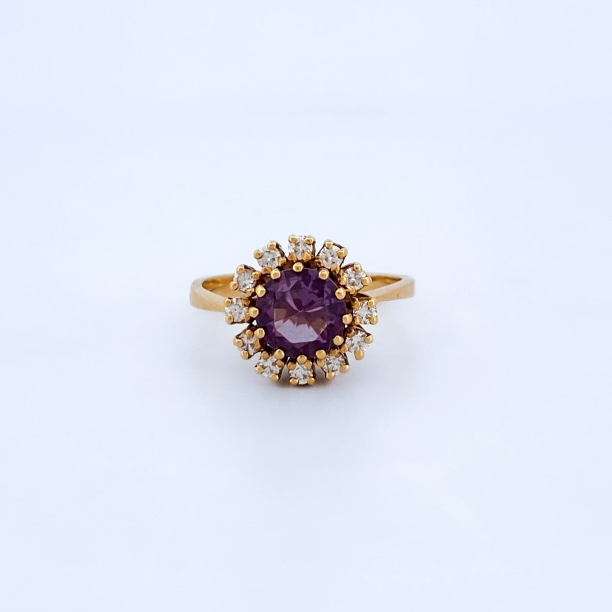 Comprar sortija realizada en oro amarillo de 18kt con rosetón de diamantes talla brillante y amatista central. joyas únicas de segunda mano. Joyería Ian'Or.