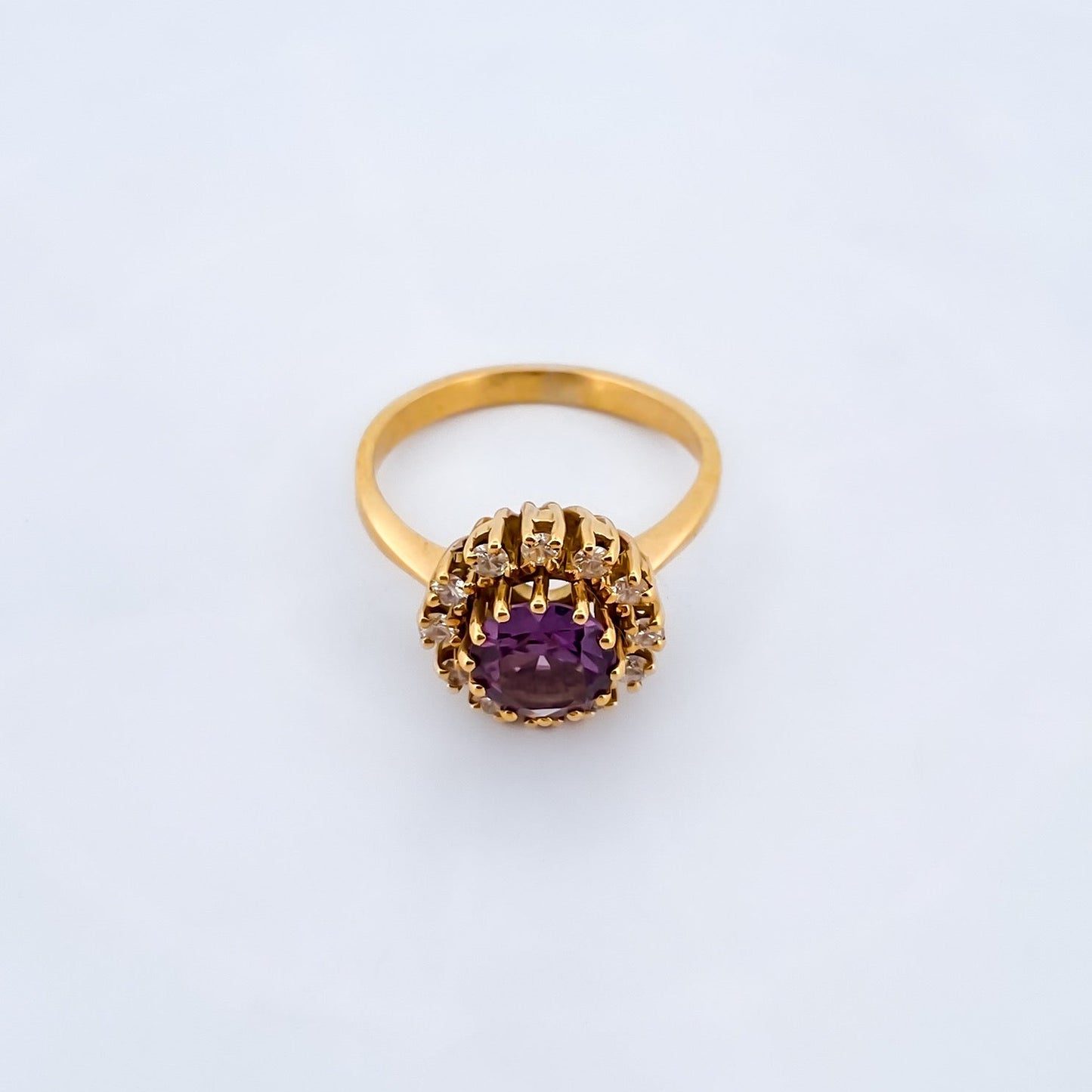 Comprar sortija realizada en oro amarillo de 18kt con rosetón de diamantes talla brillante y amatista central. joyas únicas de segunda mano. Joyería Ian'Or.