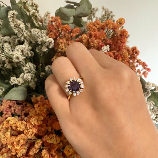 Comprar sortija realizada en oro amarillo de 18kt con rosetón de diamantes talla brillante y amatista central. joyas únicas de segunda mano. Joyería Ian'Or.