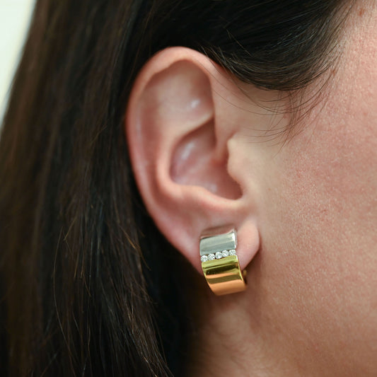 Pendientes de oro amarillo y blanco de 18kt con forma de media luna, la parte superior en oro amarillo liso y la parte baja en oro blanco y mate. Cierre omega.