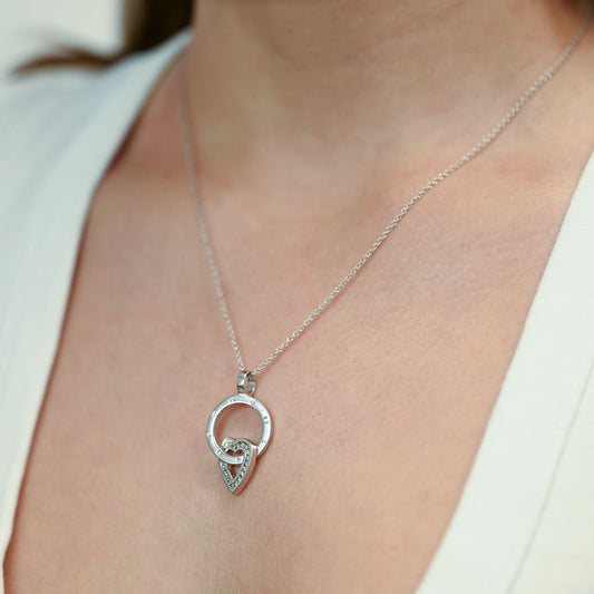 Colgante de aro calado con el nombre grabado de la firma Antonelli de oro blanco de 18kt con un motivo entrelazado de corazón. Pieza certificada y envio gratis