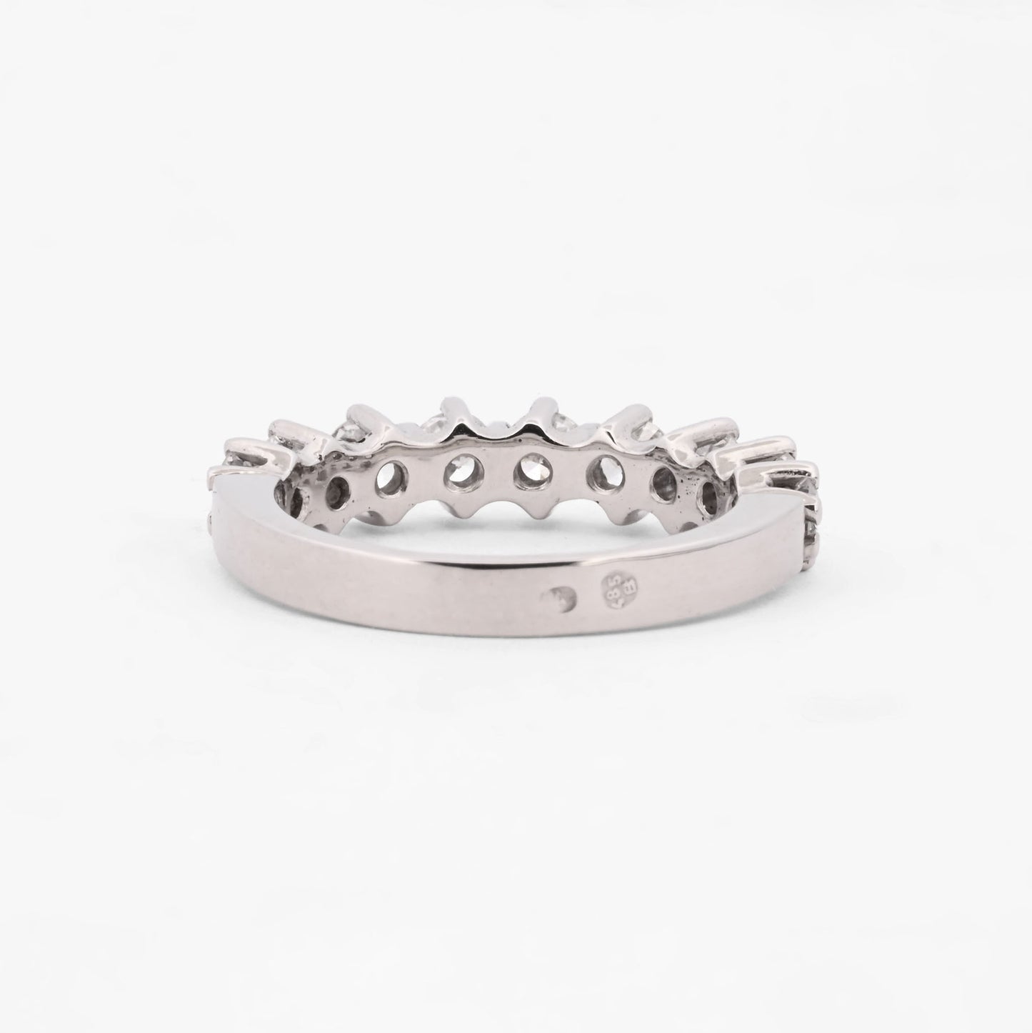 Comprar media alianza realizada en oro blanco 18kt con carril de 11 diamantes. Joyas acondicionadas. Envío GRATIS. Anillos de compromiso baratos. Ian'Or.