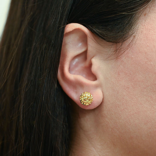 Comprar pendientes tipo lazo de tres realizados en oro amarillo de 18kt. Estos pendientes disponen de cierre tipo omega. Joyeria Barcelona.