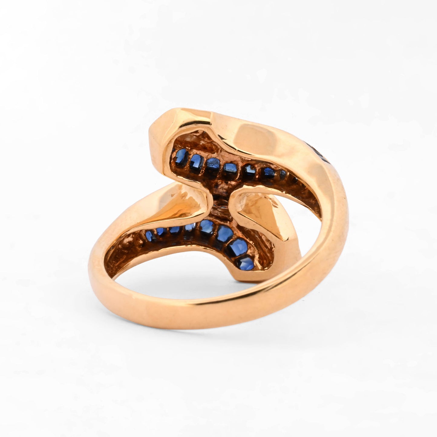 Comprar anillo de silueta cruzada en forma de S de oro amarillo 18kt con carriles combinados de zafiros azules. Pieza certificada y envío gratuito