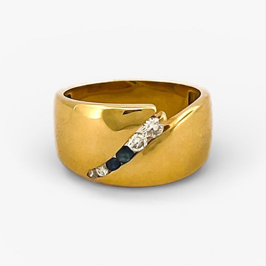 Comprar sortija realizada en oro amarillo de 18kt con una tira de brillantes y zafiros en la parte central. Joyeria premium a precios baratos. Envío gratuito