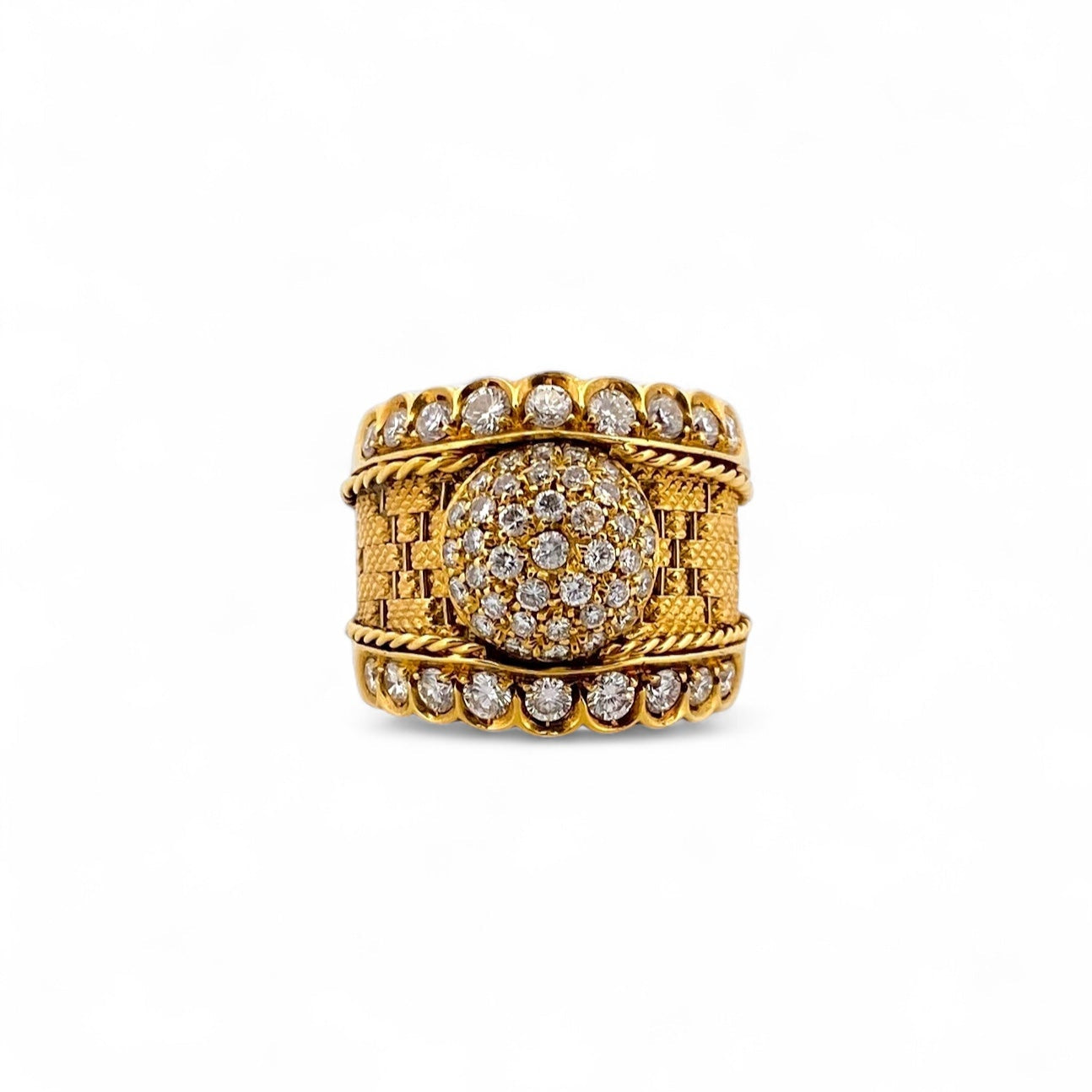 Comprar anillo ancho realizado en oro amarillo de 18kt con pavé redondo de brillantes en la parte central de 0,02ct y en la parte superior e inferior de 0,04ct.