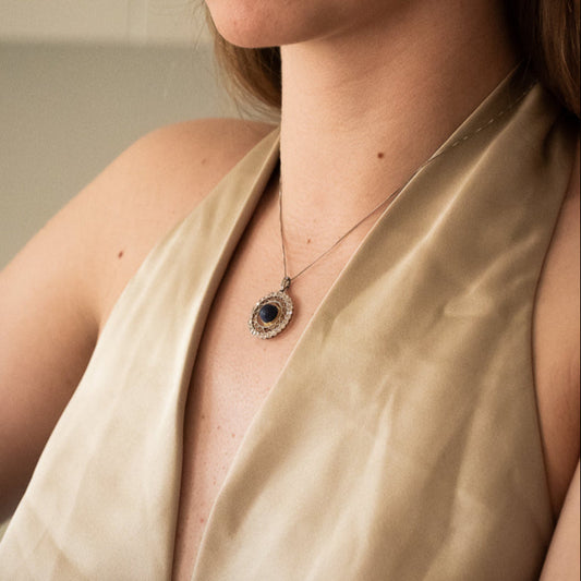 Colgante en forma de circulo realizado en oro blanco de 18kt una piedra central y diamantes alrededor. Joyas restauradas. Joyería Ian'Or. Envío gratis.