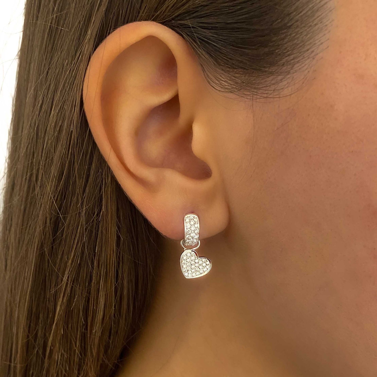 Comprar pendientes de oro blanco de 18kt con colgante en forma de corazón con pavé de diamantes talla brillante. Joyas segunda mano. Joyas restauradas.