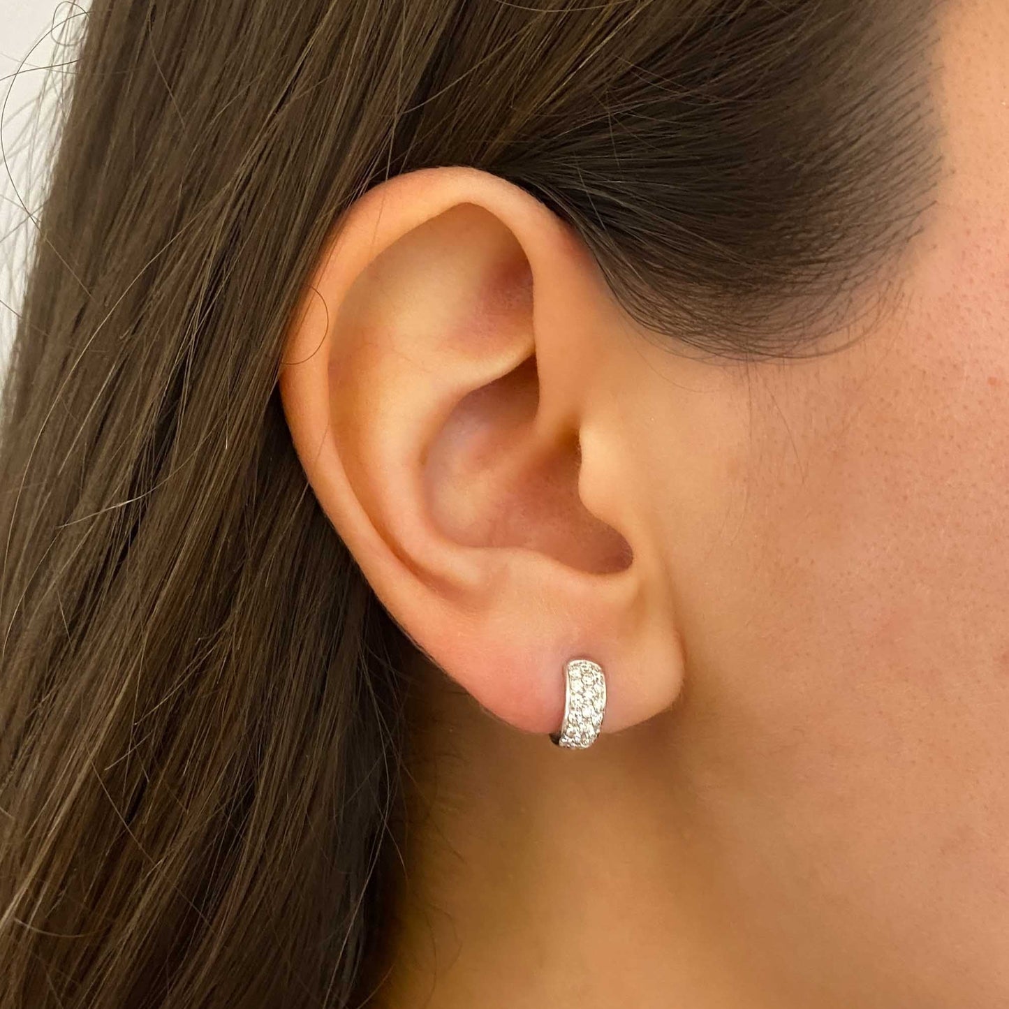 Comprar pendientes de oro blanco de 18kt con colgante en forma de corazón con pavé de diamantes talla brillante. Joyas segunda mano. Joyas restauradas.